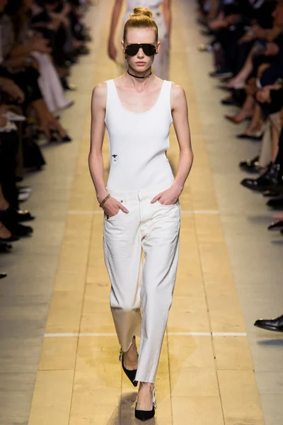 Look 25